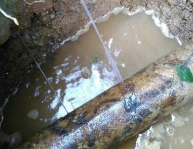 西峡楼顶渗水维修公司分享下地暖漏水的原因及检测方法。